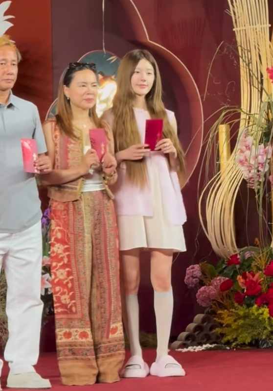 赵露思在奶奶80岁寿宴，跟爸妈一起给奶奶磕头领红包，对流程不太懂的赵露思，全程由