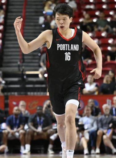 杨瀚森仅仅替补登场52秒，如果斯普利特给他25分钟，比赛结果或许不一样。
杨瀚森