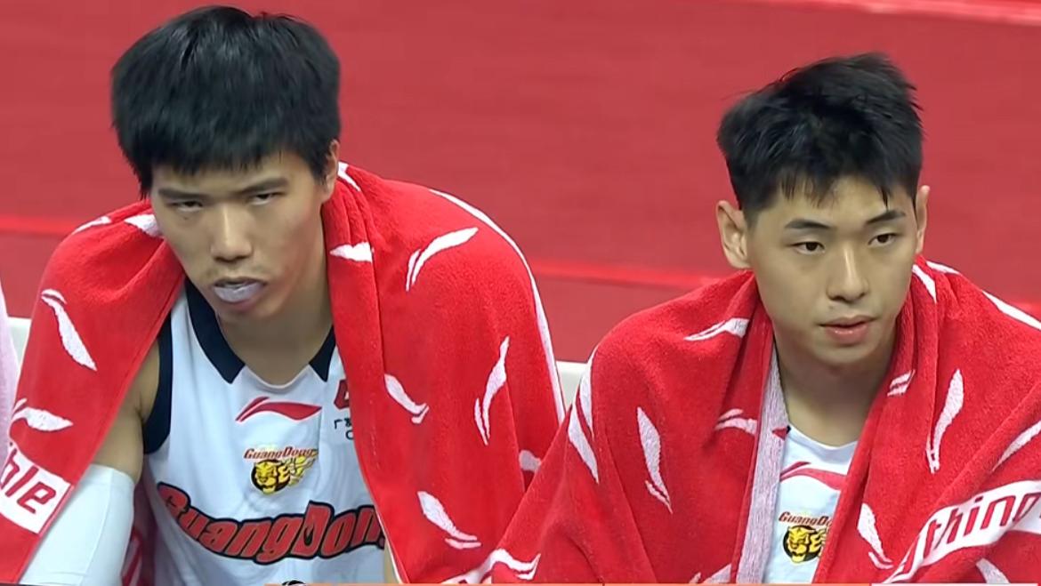 遭江苏耻辱爆冷，他却成粤迷最心疼对象，首发不到3分钟即遭雪藏