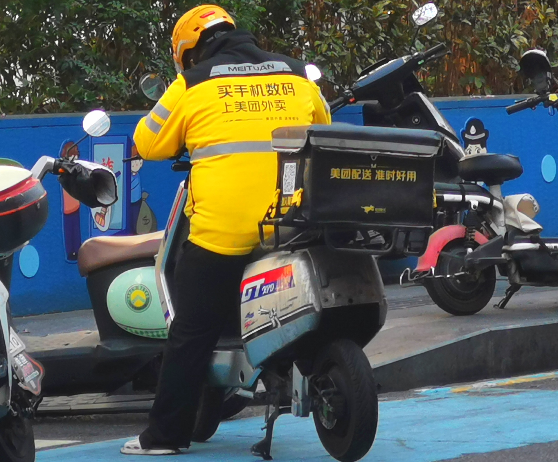 今天在路边等单的时候
一个有着七年跑单经验的老骑手跟我说：
如果系统给你派了一单
