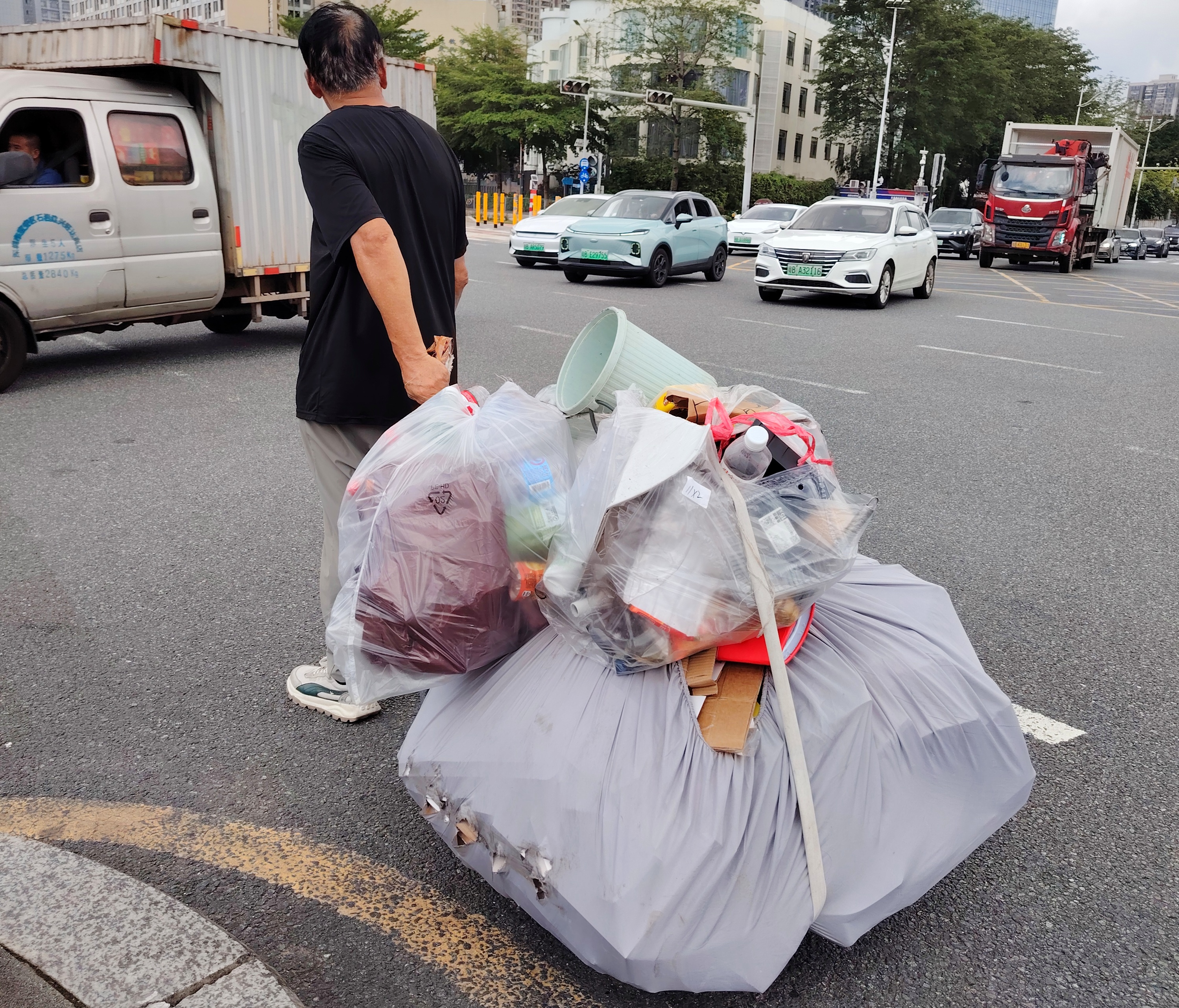 外卖小哥：跑外卖途中拍到的一幕，但愿自己多努力，趁年轻多挣钱多攒钱，不至于到年老