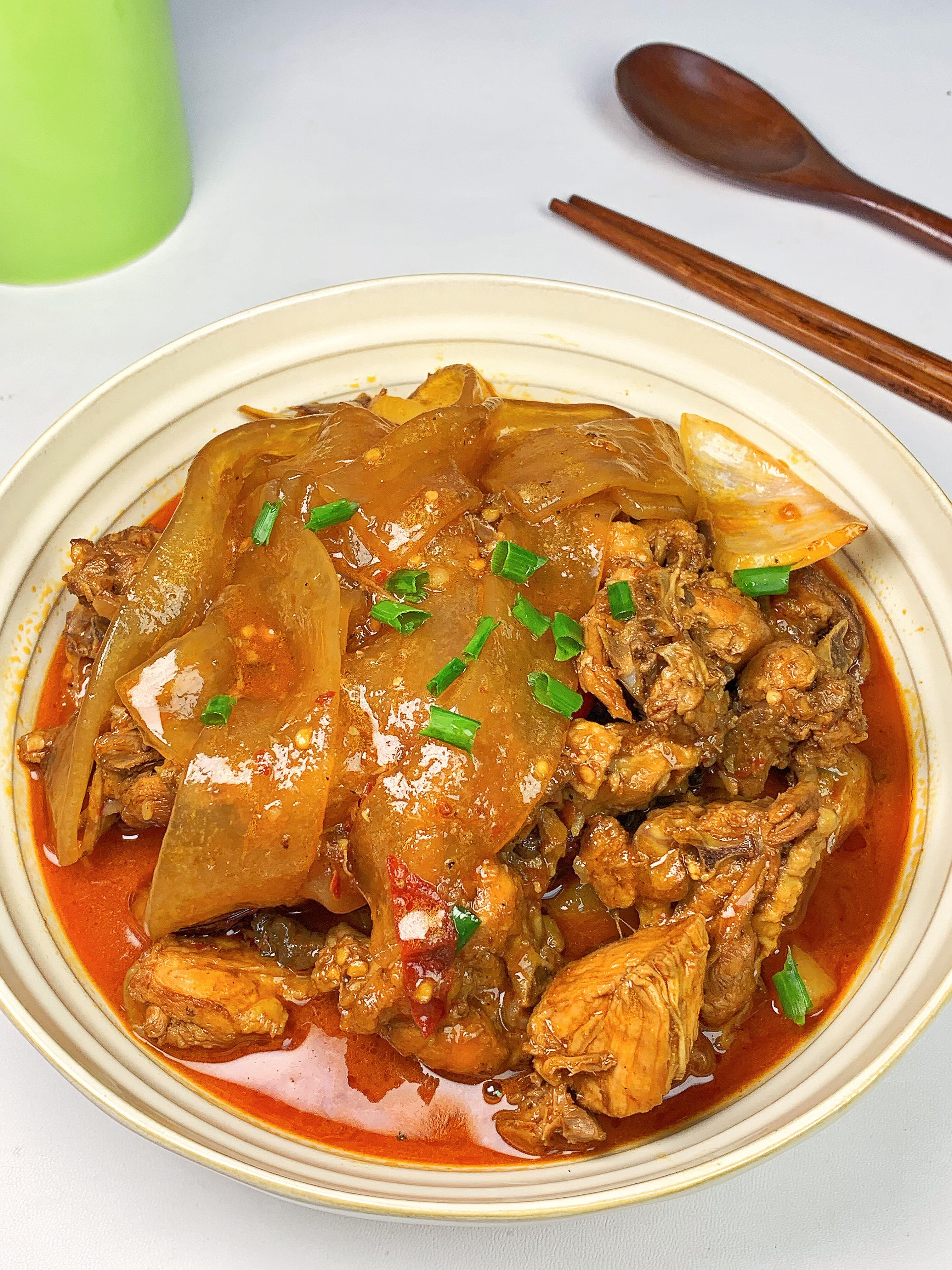 宽粉鸡肉煲｜麻辣鲜香，糯叽叽巨下饭
谁懂啊！这锅宽粉鸡肉煲，才是真正的下饭王者！