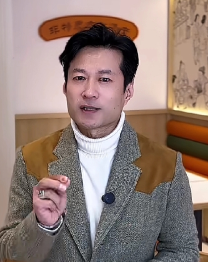 演员谭凯向大家解释了他一个青岛人为什么要选在张家口开包子店的原因
他说三年前他去