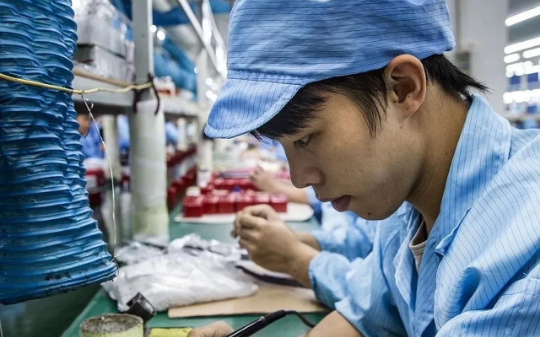 我在电子当质检员，发现一个零件的容量偏差，如实上报后，一周后专家带着录音笔的人专程来找我：你很优秀…