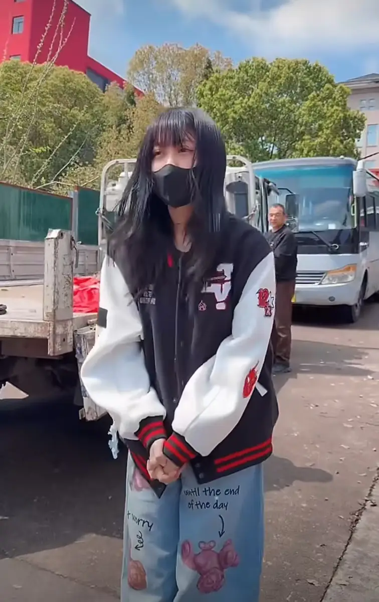 李艺彤状态憔悴戴黑口罩现身 含泪向粉丝鞠躬回应维权事宜