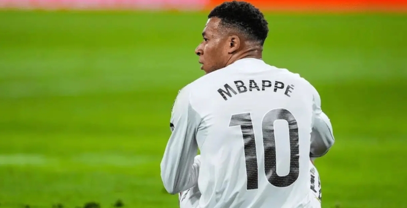 不得不说，姆巴佩太悲剧了！

巴黎时期——队内老大，众星捧月，甚至风头都盖过梅西