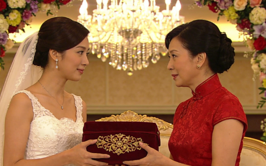 婆婆把我的陪嫁首饰给了小姑子，我没吭声，她却让我再买1套给弟媳，我笑着问：你们家是不是想看我报警