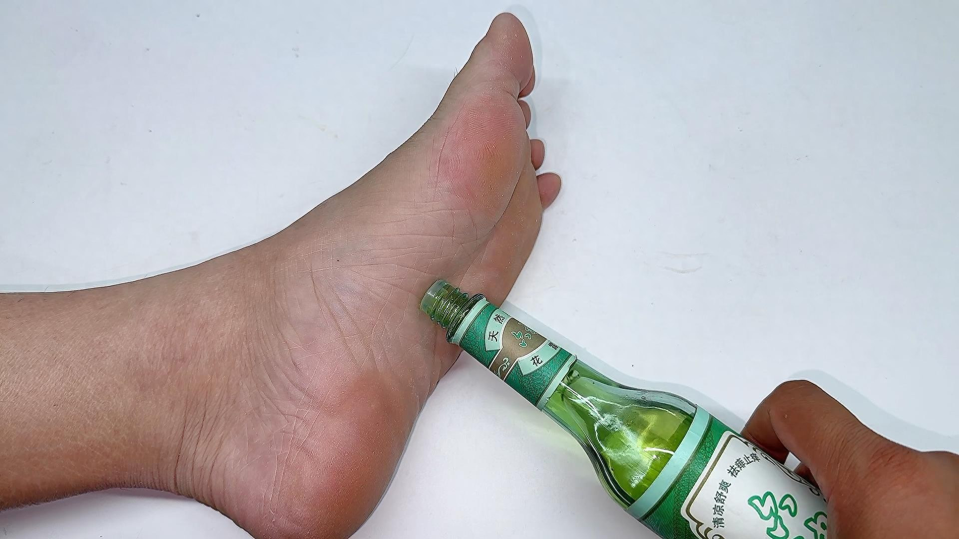 睡觉前把花露水抹在脚底，作用太厉害了，解决很多人的烦恼！