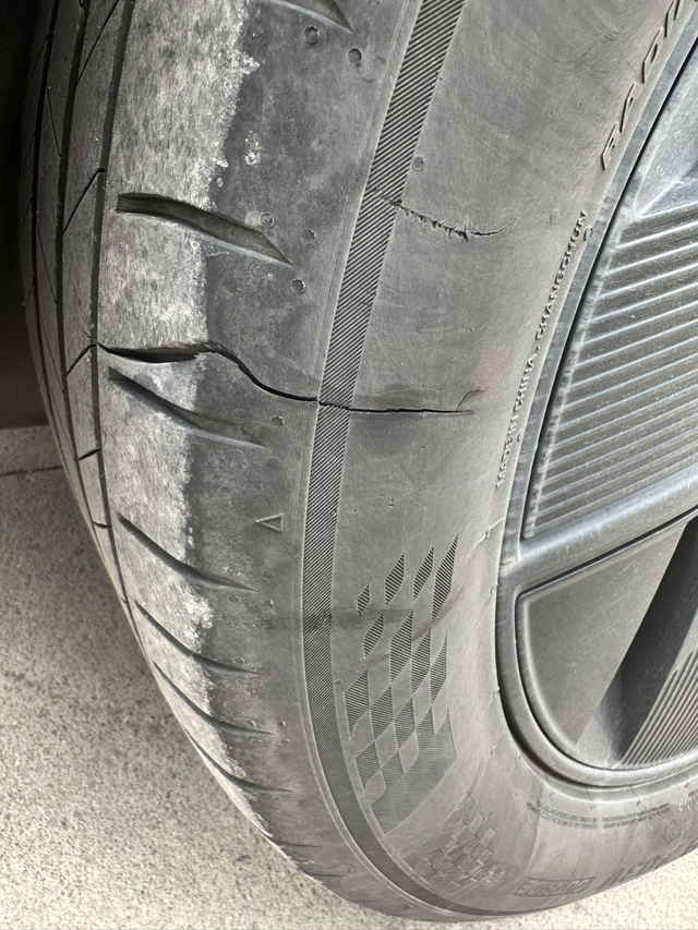 这个胎怎么这么容易裂
4万5公里，已经漏线了，一路裂到里面