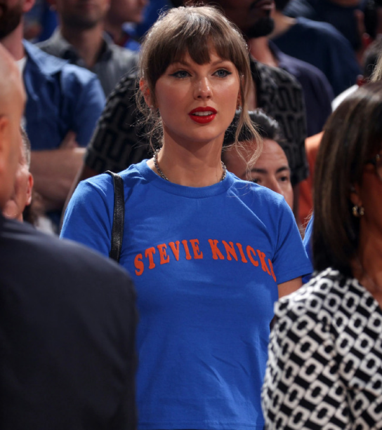  霉霉Taylor Swift现身尼克斯主场观赛NBA，穿着印有“Stevie 