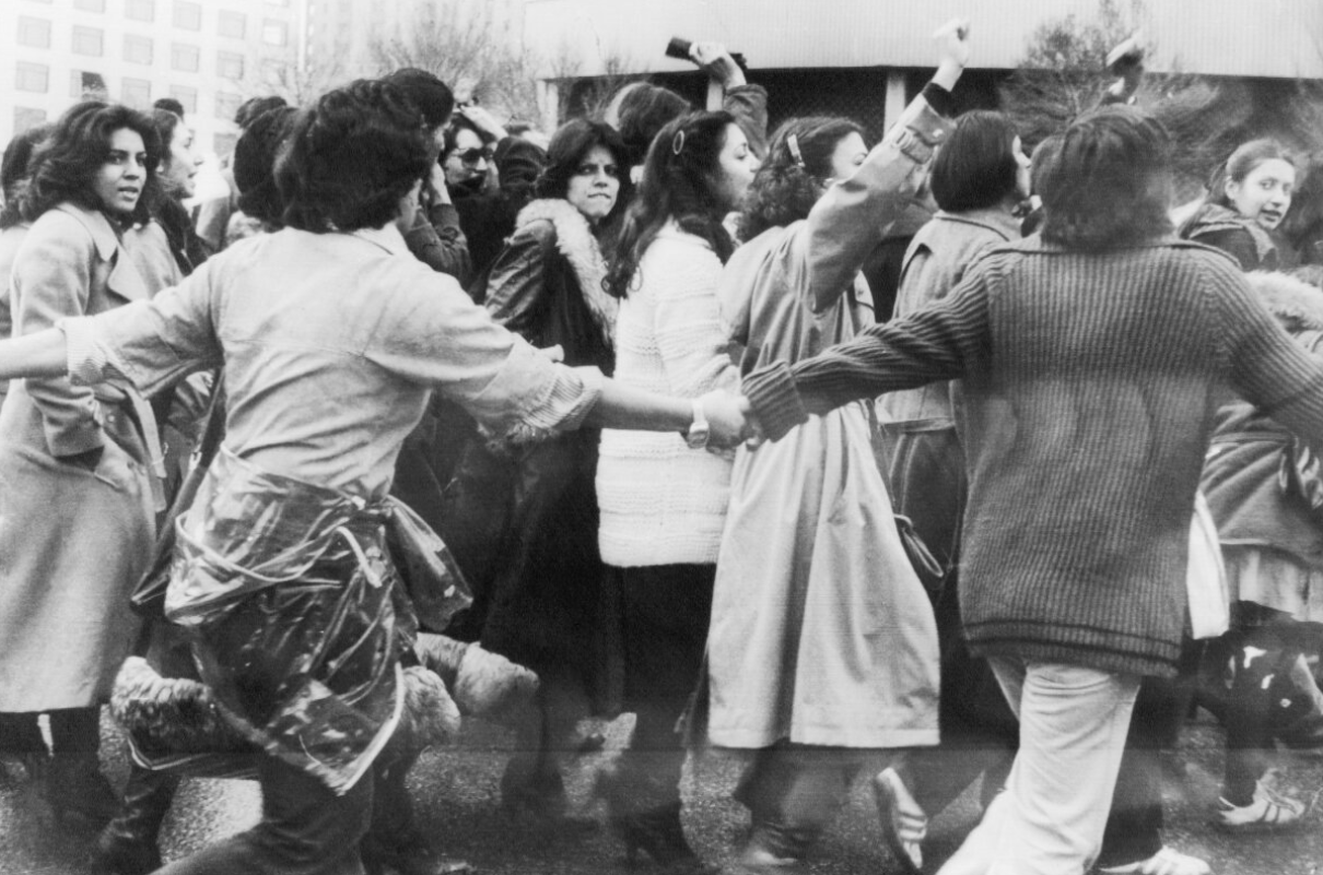  1979 年，反对戴面纱政策的抗议者在伊朗德黑兰游行。 