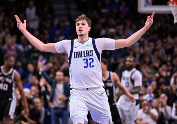 独行侠主帅杰森-基德今日更新社交媒体，祝贺独行侠球员库珀-弗拉格获得NBA年度最