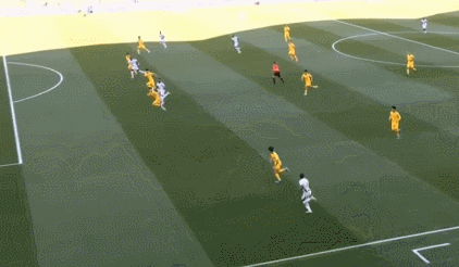 意外！国足开场2分钟就丢球，1球落后喀麦隆队。
对手强，没想到这么强！刚开场2分