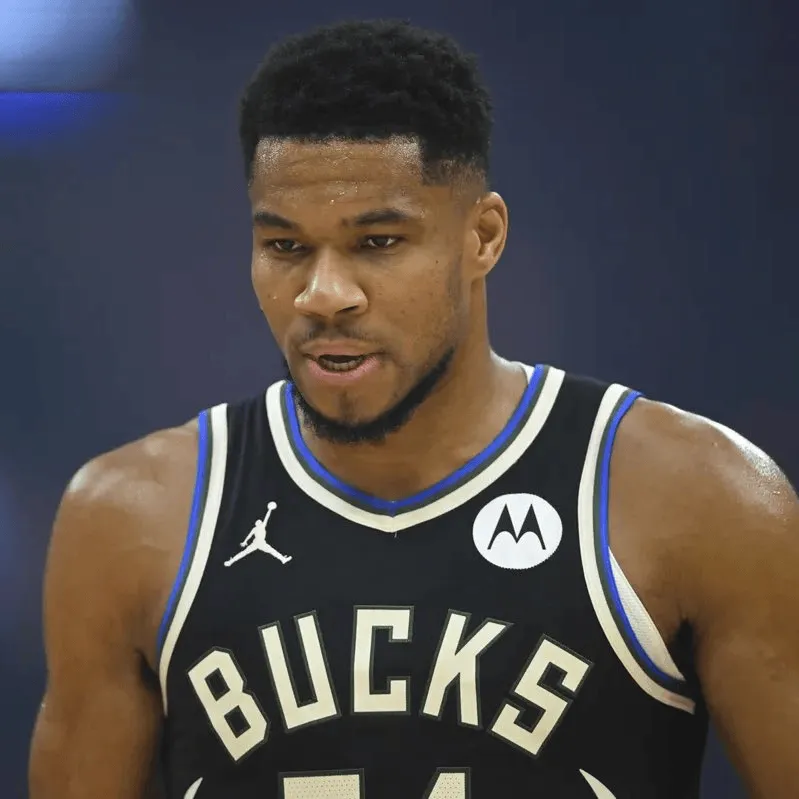 扬尼斯-阿德托昆博在接受当地记者采访时，谈到自己被限制出场一事：

“如果有人告