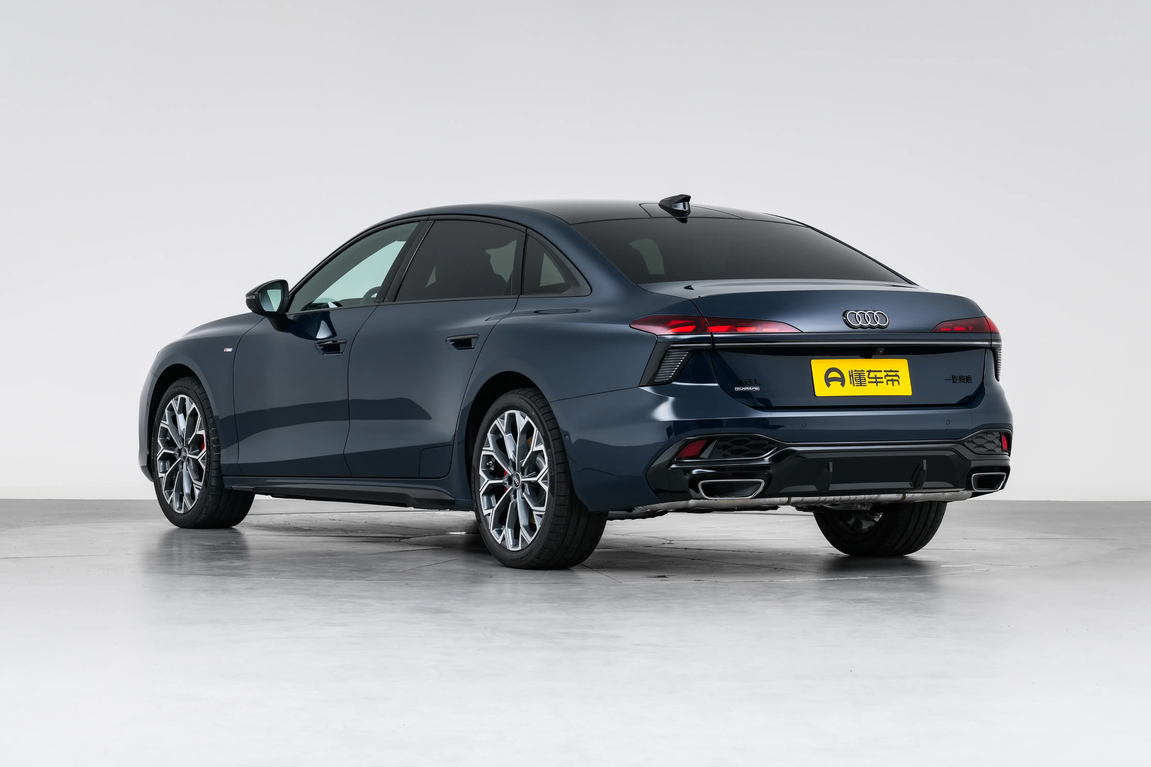 新奥迪A6L上市，前脸少了点以往的大气，但是多了精致和时常感。90后的我表示，比