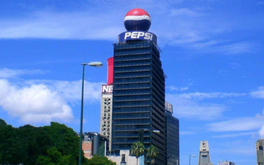 可口可乐公司是大骗子！他们承诺喝700万瓶可乐可以换台战斗机，谁知有人喝够了，这时候他们就开始耍赖…