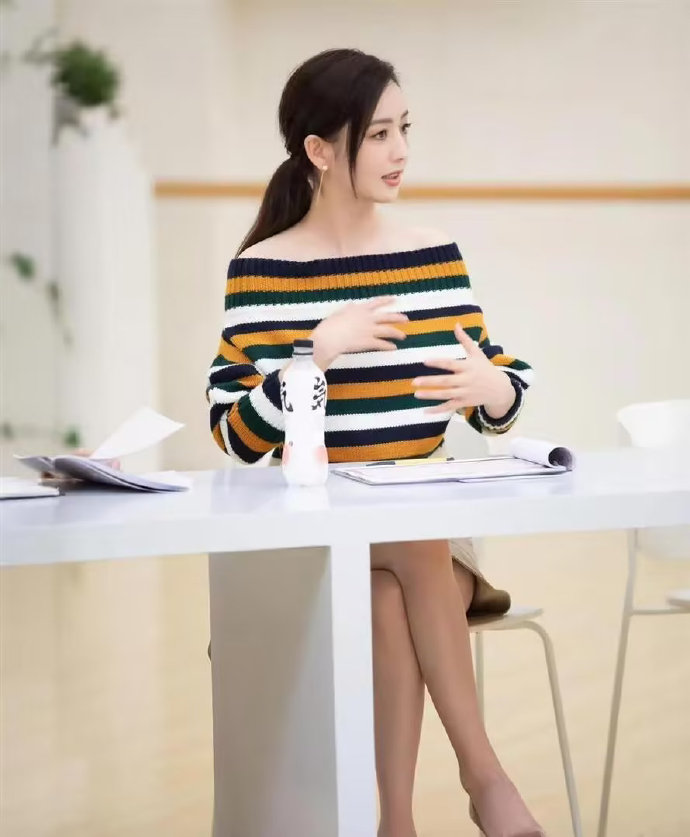 佟丽娅离婚后状态越发年轻！穿条纹露肩毛衣+短裙，时髦又高级！ ​​​