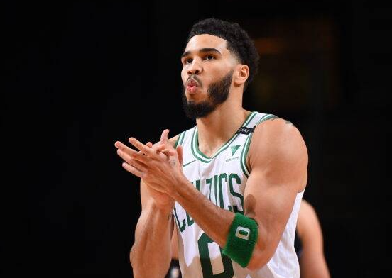 关于塔图姆命中率，其实他射虽然不如kd这种锋线顶级，但是也不差。主要就是出手选择