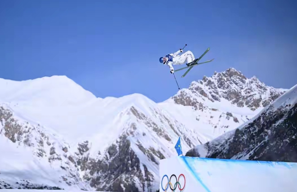 谷爱凌太牛了！北京时间2月7日米兰 - 科尔蒂纳冬奥会，她在自由式滑雪女子坡面障