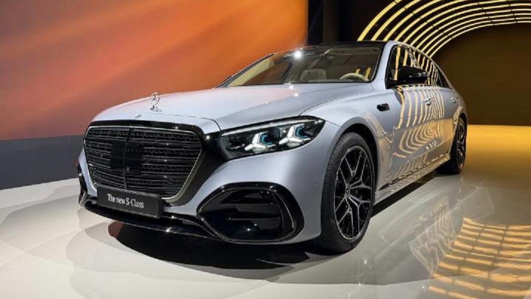 新款奔驰S级正式亮相，采用新前脸，内饰采用满屏布局