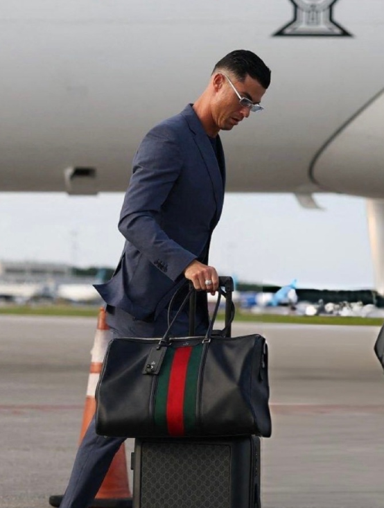 C罗率葡萄牙队飞抵美国！钻石耳钉+西装造型太帅，世界杯首战对阵民主刚果！

北京