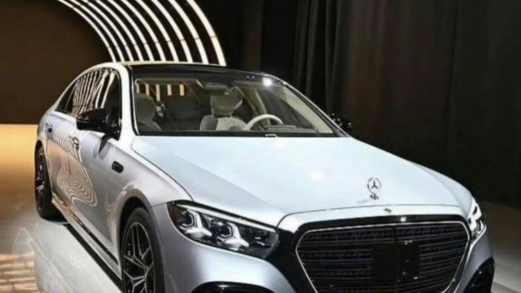 新款奔驰S级发布，采用全新灯组，竖置中控屏被取消