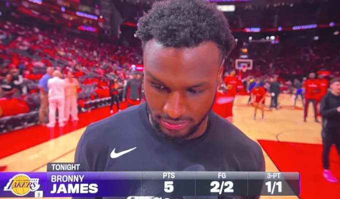 NBA季后赛G3，火箭（0）对阵湖人（2）的比赛正在进行中。
半场比赛结束，湖人