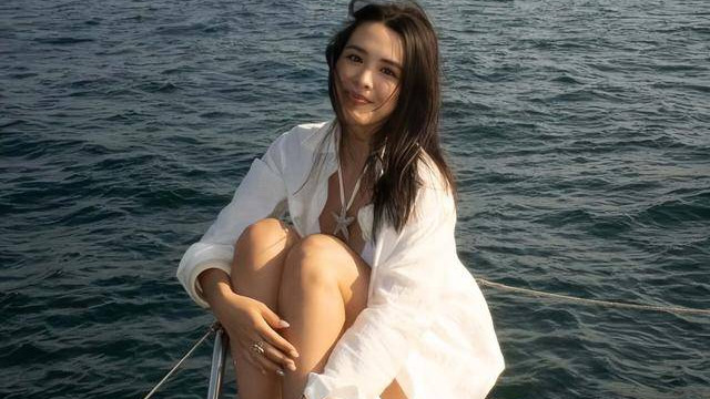 众所周知，钟丽缇育有三个女儿。其中，大女儿张敏钧，应该是外界最为熟悉的一位