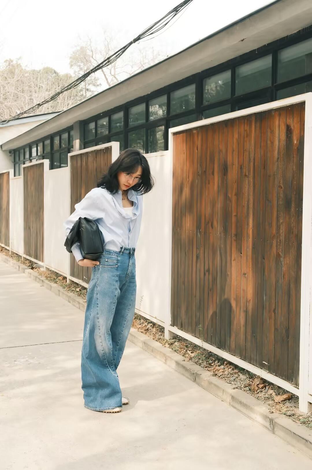 白百何私服穿搭真时髦！
蓝色衬衫+阔腿牛仔裤，减龄又高级！
