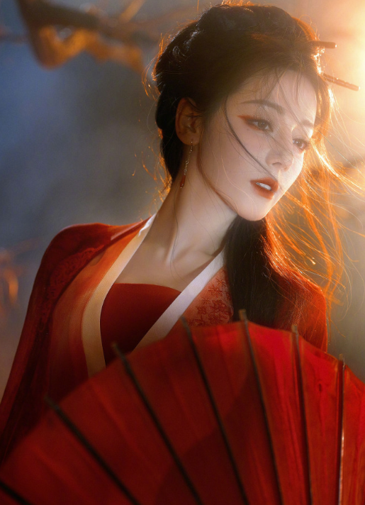 你是水中一轮月，玲珑大度笑光辉灿烂