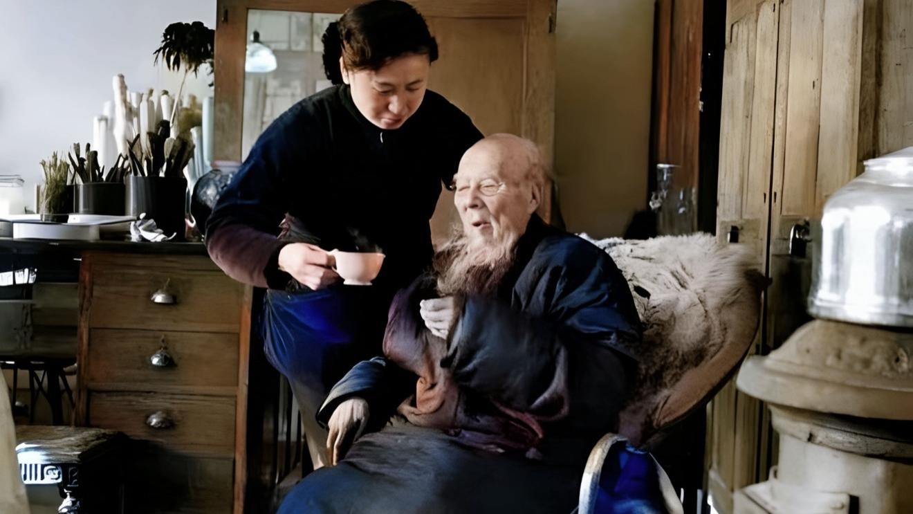 齐白石93岁冬日居家照：身着厚棉袄棉鞋，家人推其晒太阳，唯独未戴帽，尽显生活温情。
