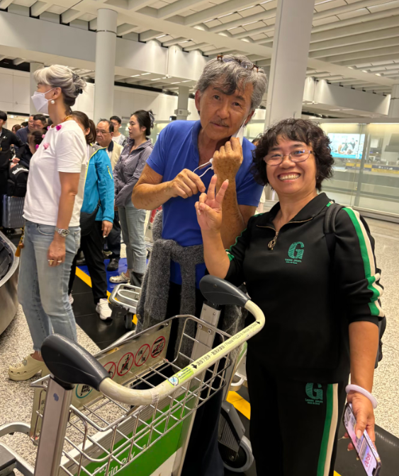 79岁林子祥和65岁叶蒨文现身香港机场
夫妻俩穿着简单朴素的日常服饰，满头白发苍