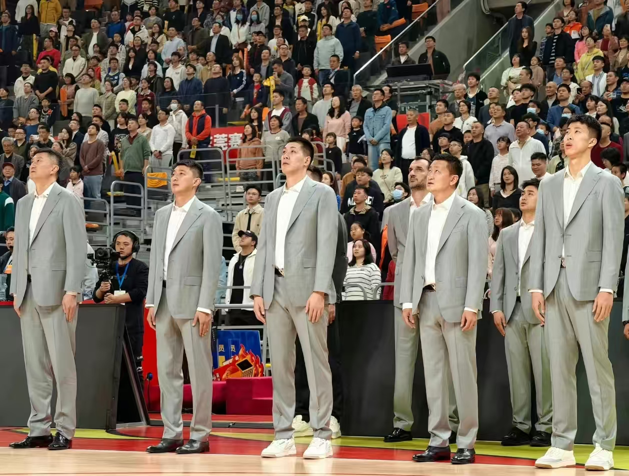 细看广东教练组就能理解，杜锋事务缠身，就剩一个外教，其他都是新手助教