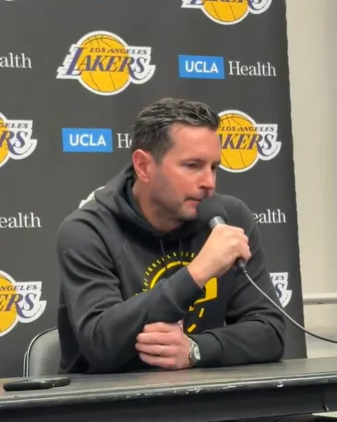 湖人客场挑战独行侠的比赛

赛前湖人主帅JJ-雷迪克接受了记者采访，谈到奥斯汀-