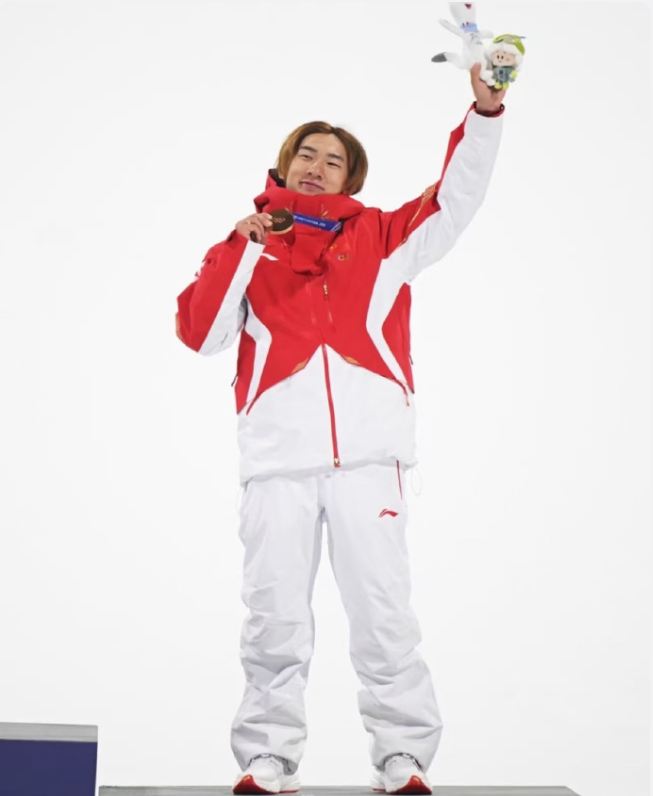 苏翊鸣夺冠最大障碍突然退赛，金牌悬念瞬间崩塌？
就在刚刚，对手因伤遗憾退出决赛争