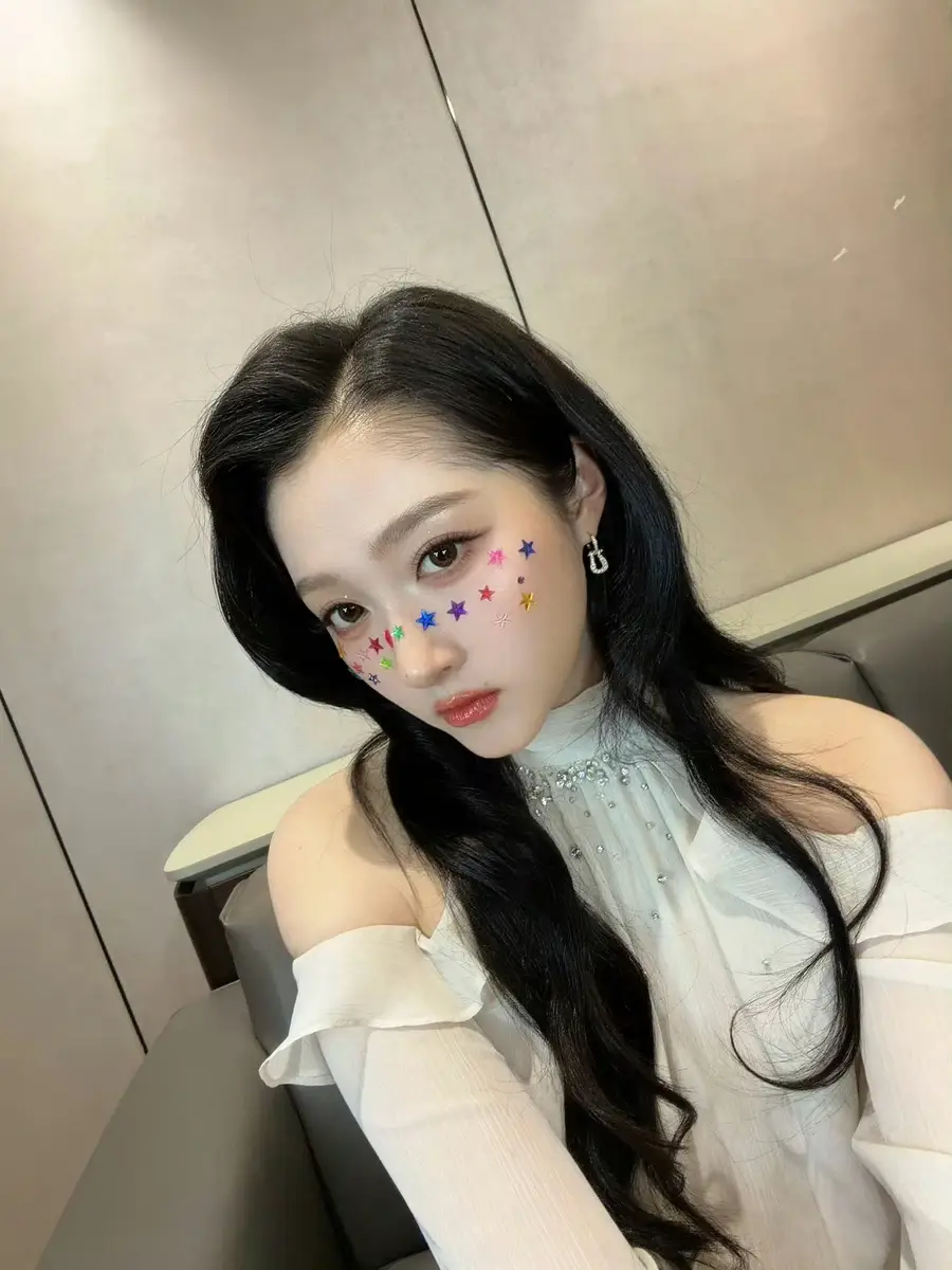 关晓彤晒自拍美照可爱迷人！脸上贴星星贴纸秒变娇俏少女