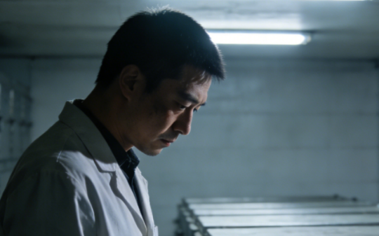 我是胸外科主任医师，被副院长贬去管遗体，5天后他母亲突发急病哭着求我手术，我：等你妈死了就可以送来…