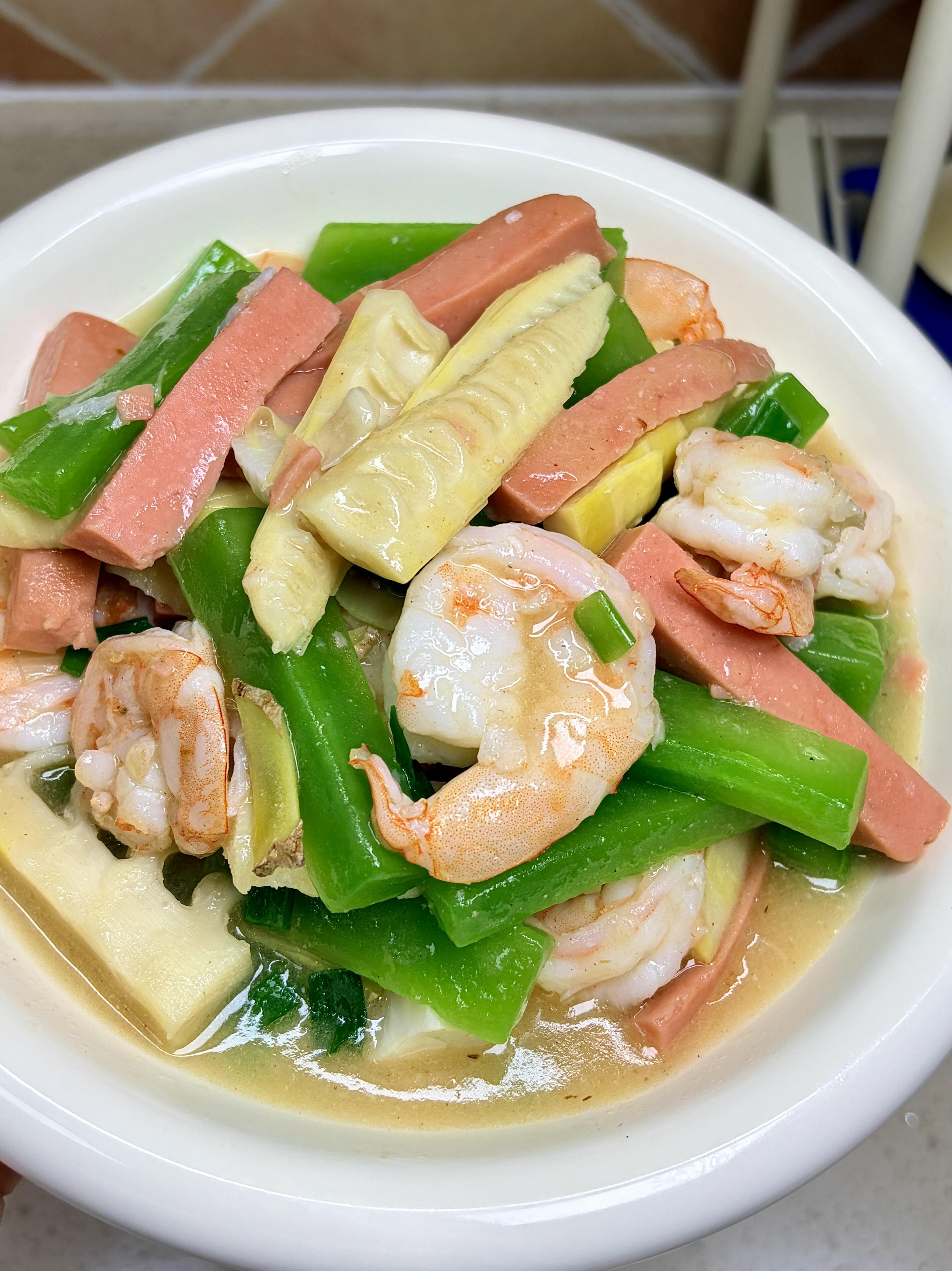 春笋别再凉拌了！教你这招，鲜甜脆爽不涩口，春天吃这口真绝了
春天的菜市场，莴笋脆