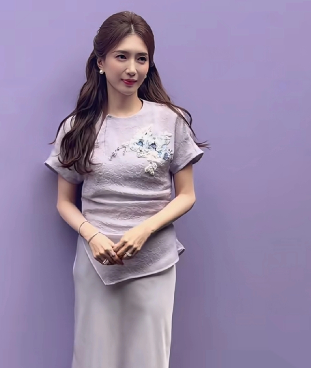 看到江疏影穿着这身穿搭
瞬间觉得女明星到了她这个年纪，
真心没必要死磕美貌了！