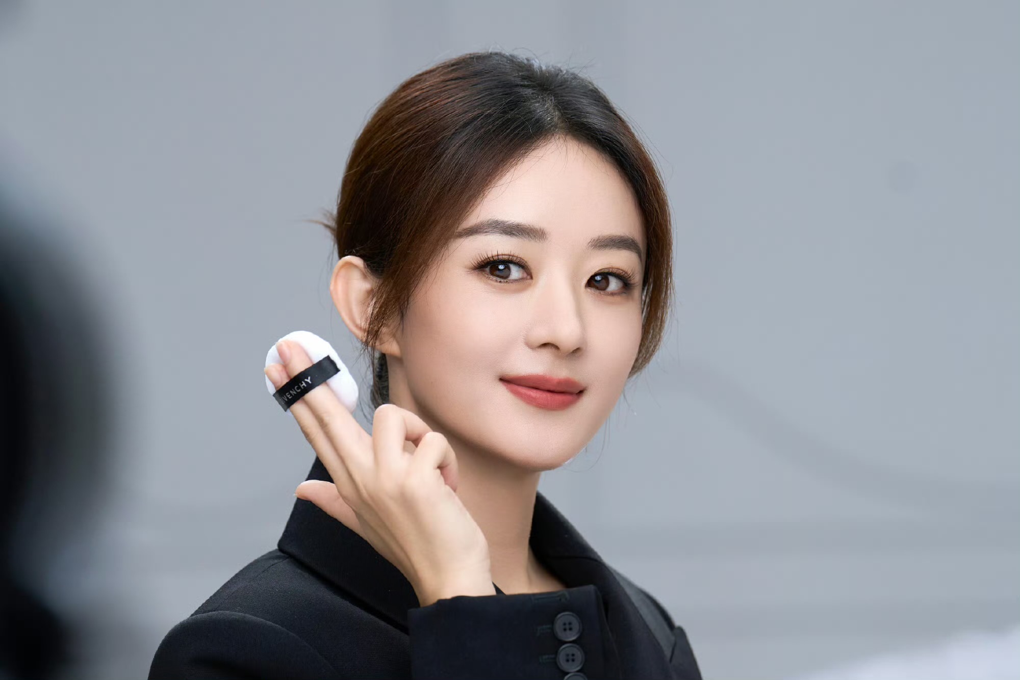 赵丽颖太励志了，从土妞到时尚宠儿。作为纪梵希首位华人彩妆及香氛双线全球代言人，谁