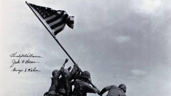 硫磺岛上的日军在美军强大攻势下因不愿投降而出现大量自杀现象