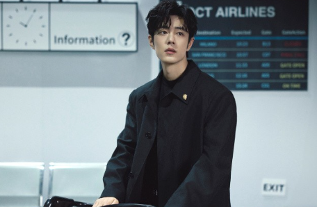 肖战出发米兰时装周机场图帅到心巴上
廓形黑大衣现身，自带强大气场
宽肩窄腰的完美