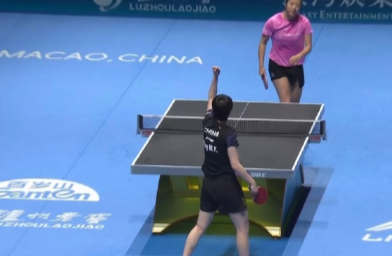 王曼昱4比2申裕斌 申裕斌涨球了，相持变得好强，王曼昱申裕斌爆分，王曼昱反手发球