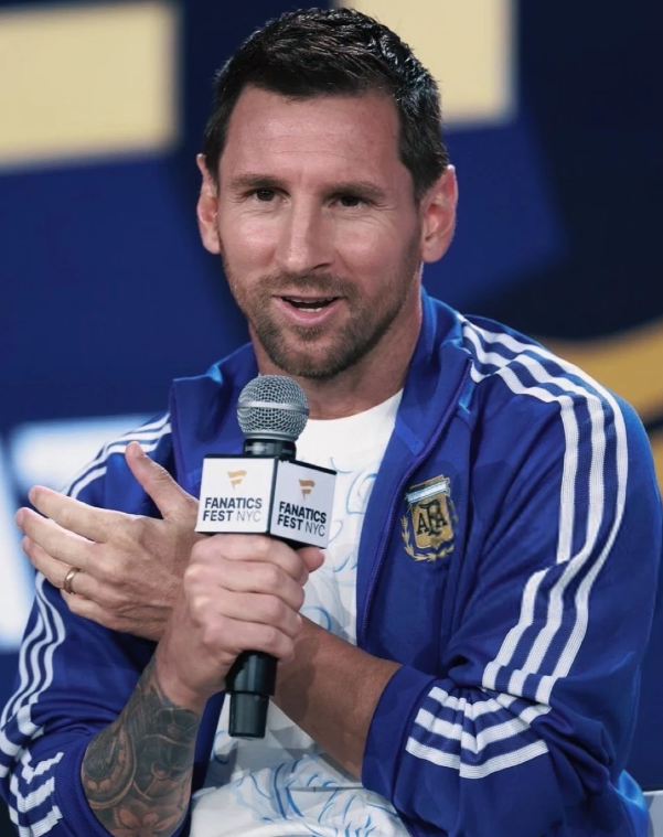 梅西今天在FIFA World Cup Final Fest上谈亚马尔：
他是一