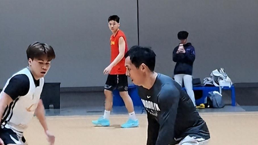 父子局！崔永熙跟父亲切磋球技，小崔暴力扣篮，崔爸精准中投回应