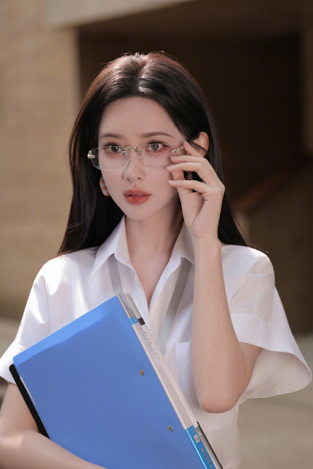 孟子义美图图片欣赏，她刚刚发布了一组“斯文风”造型，好时尚好美啊。