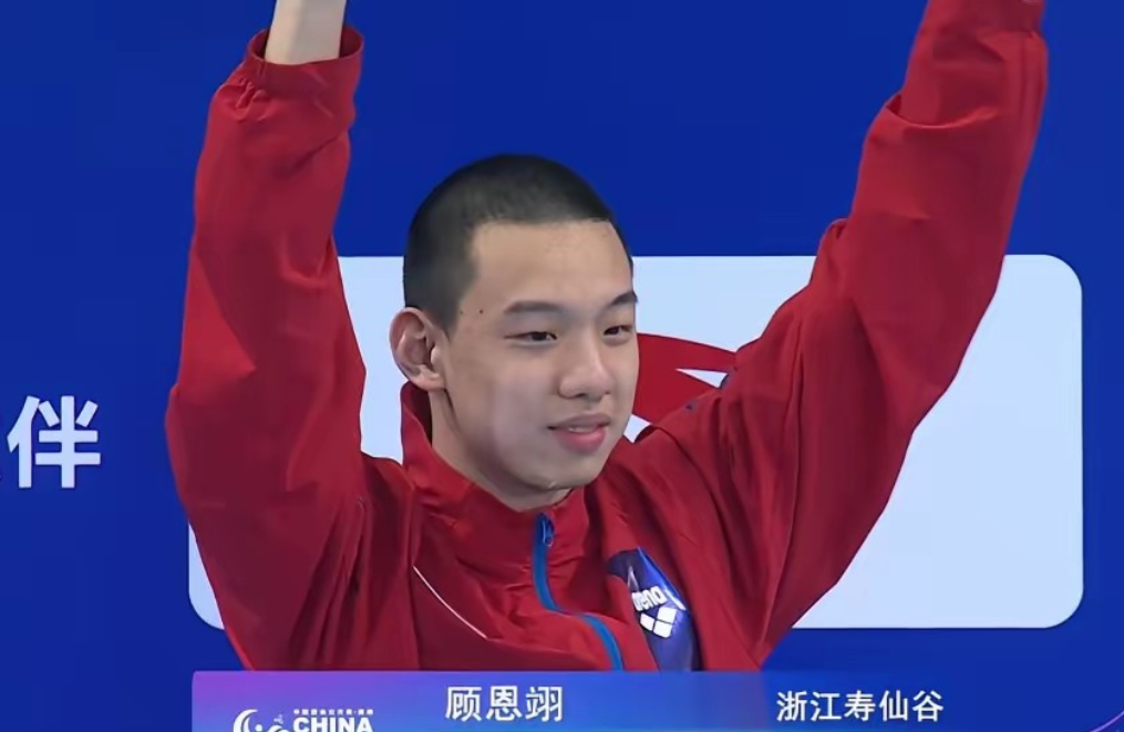 昨晚在深圳进行的中国游泳公开赛上，一位与众不同的中国小伙儿拿到了400米混合泳的