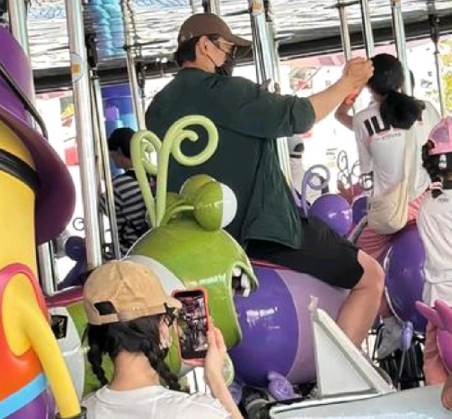 谁再说唐嫣罗晋婚变
直接被打脸！有网友在新加坡环球影城邂逅唐嫣、罗晋夫妇，他们正