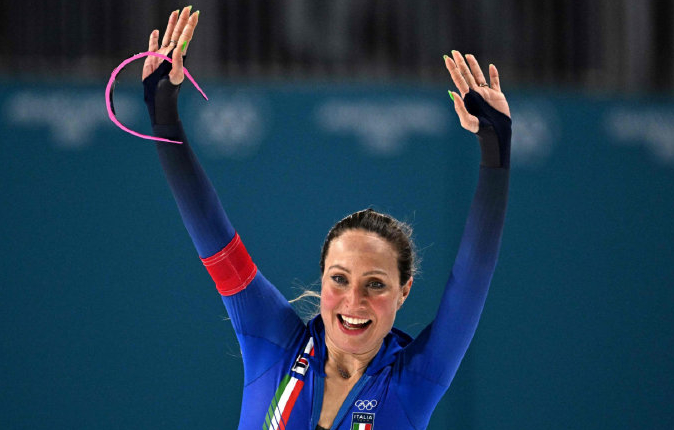 35岁意大利老将0.1秒绝杀！速滑5000米惊险夺金，主场沸腾封神