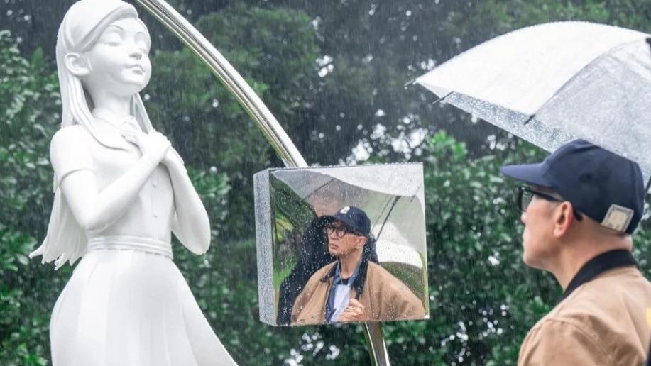 大S雕像揭幕！前脚说低调后脚让人现场录制，全程跟拍惹争议